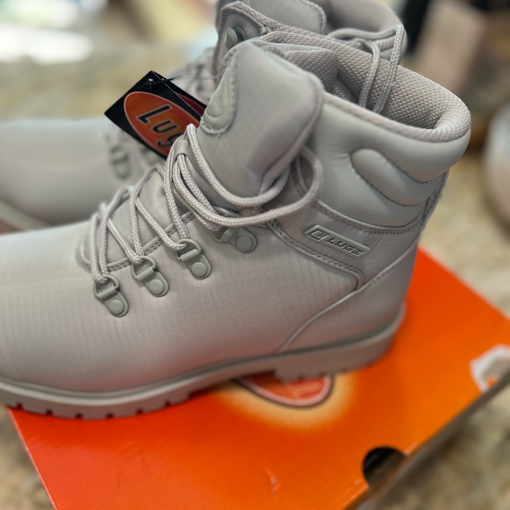 NIB~ Womens Lugz Brit boot. Color~fog, Womens 10m - Picture 2 of 7